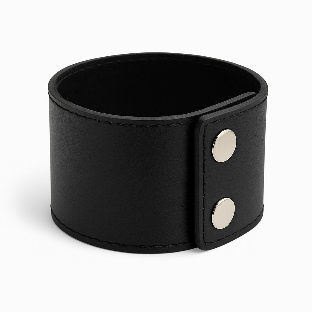 Bred svart läderarmband – justerbar tryckknapps stängning