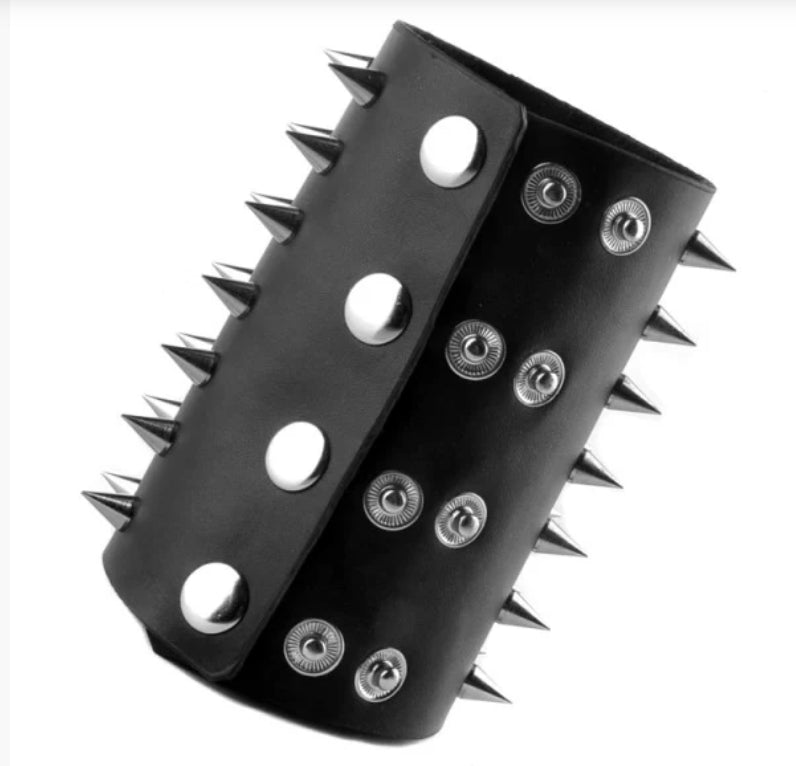 Brett Svart Läderarmband med Spetsiga Nitar – Justerbart Punk/Rock Cuff