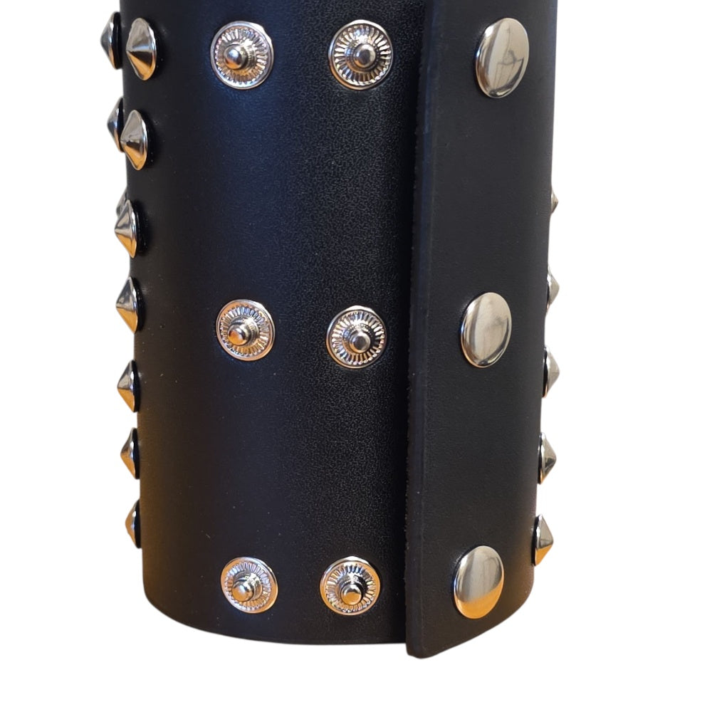Brett svart läderarmband med täta runda nitar – Justerbart