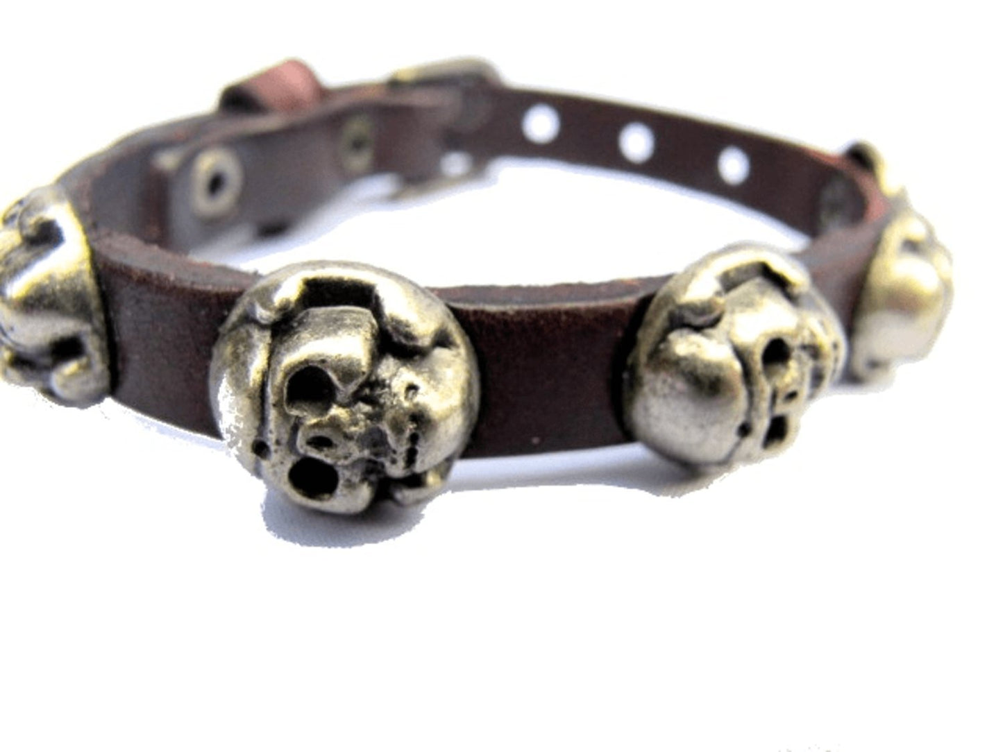 Brunt läderarmband med figurer