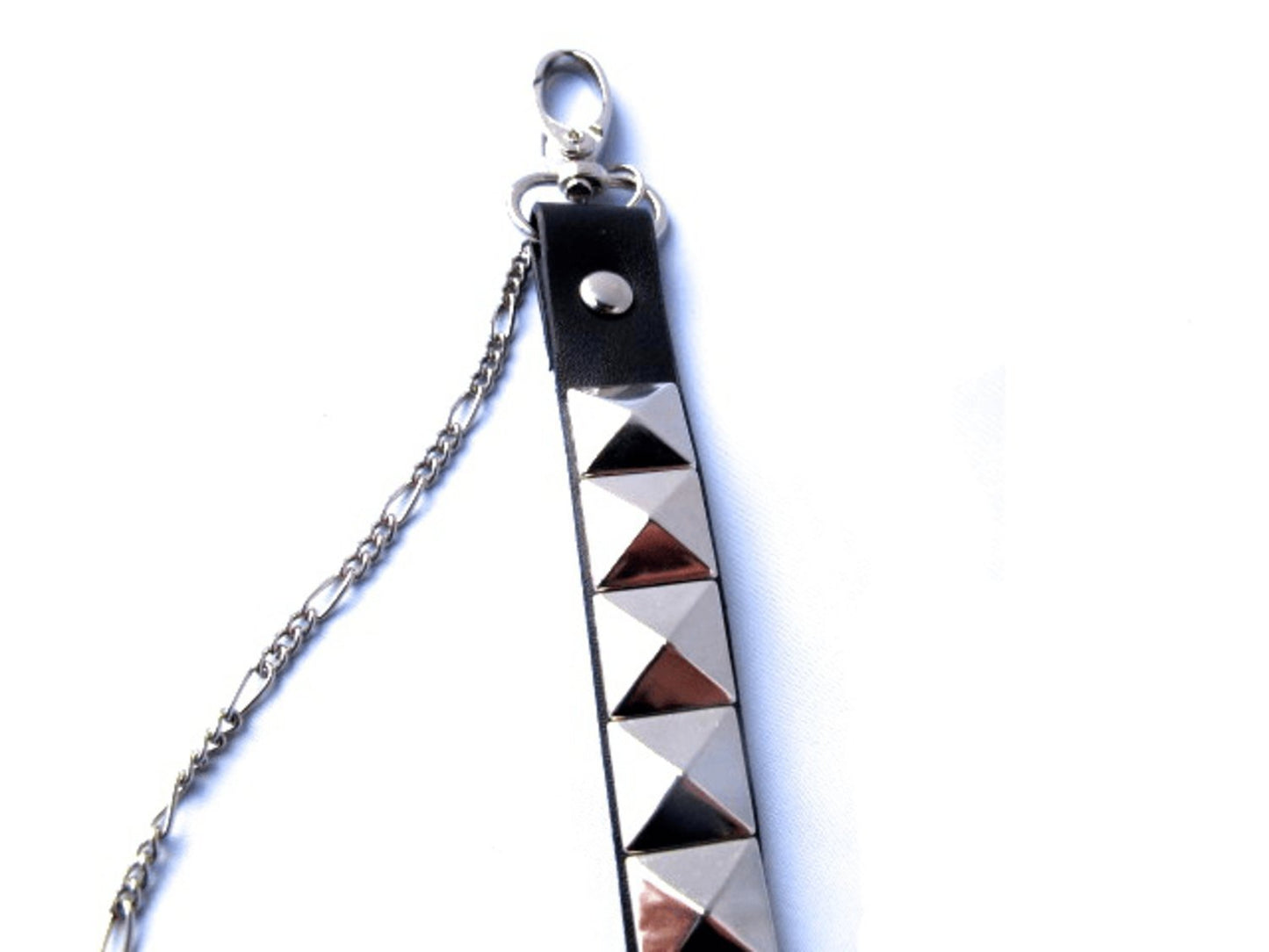 Nahkainen housuketju pyramidiniiteillä ja hopeaketjulla