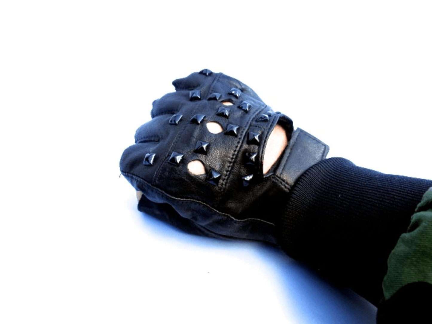 Fingerlösa läderhandskar med svarta nitar – produktbild – Hiprock