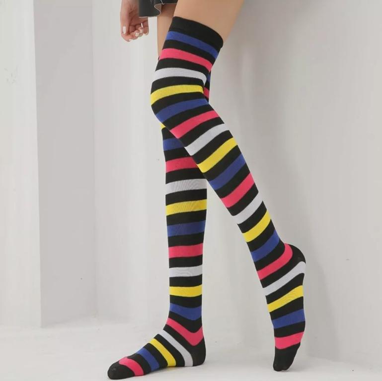 Färgglada över knä långa strumpor, regnbågsrandiga – produktbild – Hiprock