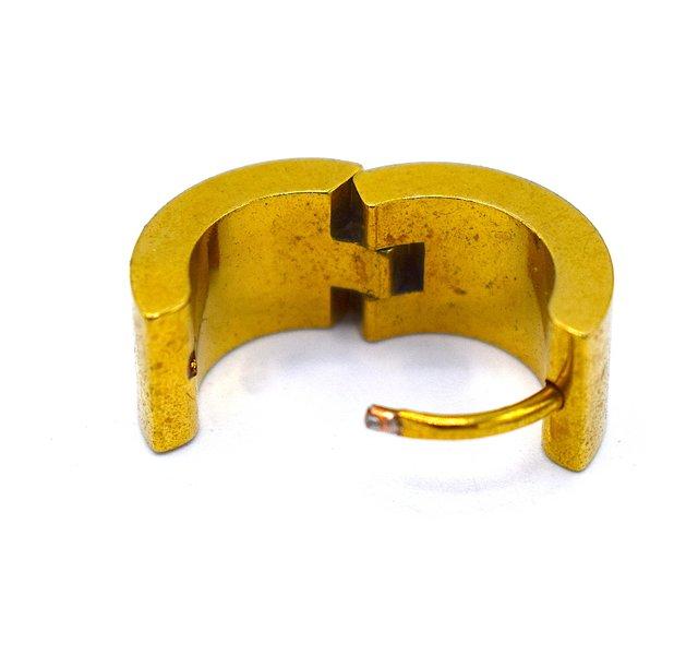 Kullanväriset korvakorut tukevat