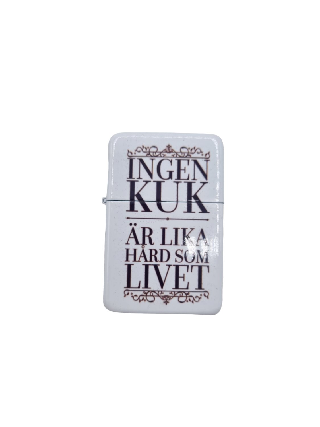 "Ingen kuk är lika hård som livet" bensintändare – produktbild – Hiprock