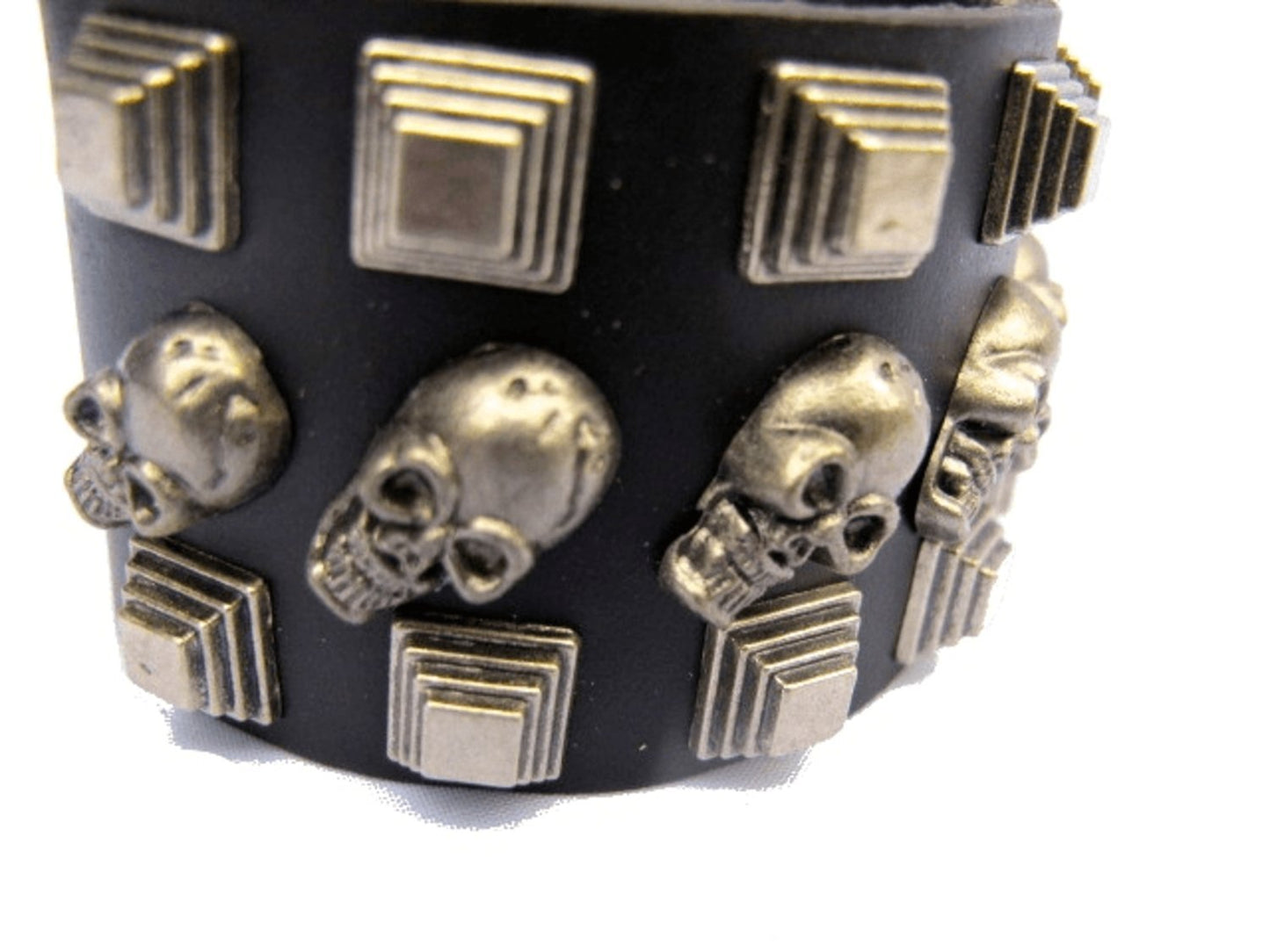 Nahkainen rannekoru kalloilla ja neliömäisillä niiteillä