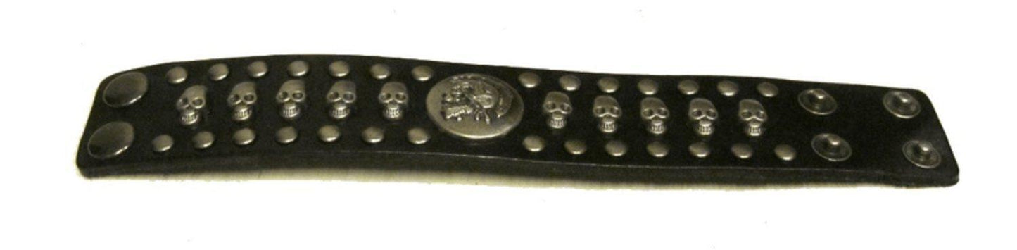 Nahkainen rannekoru kalloilla ja pyöreillä nastoilla