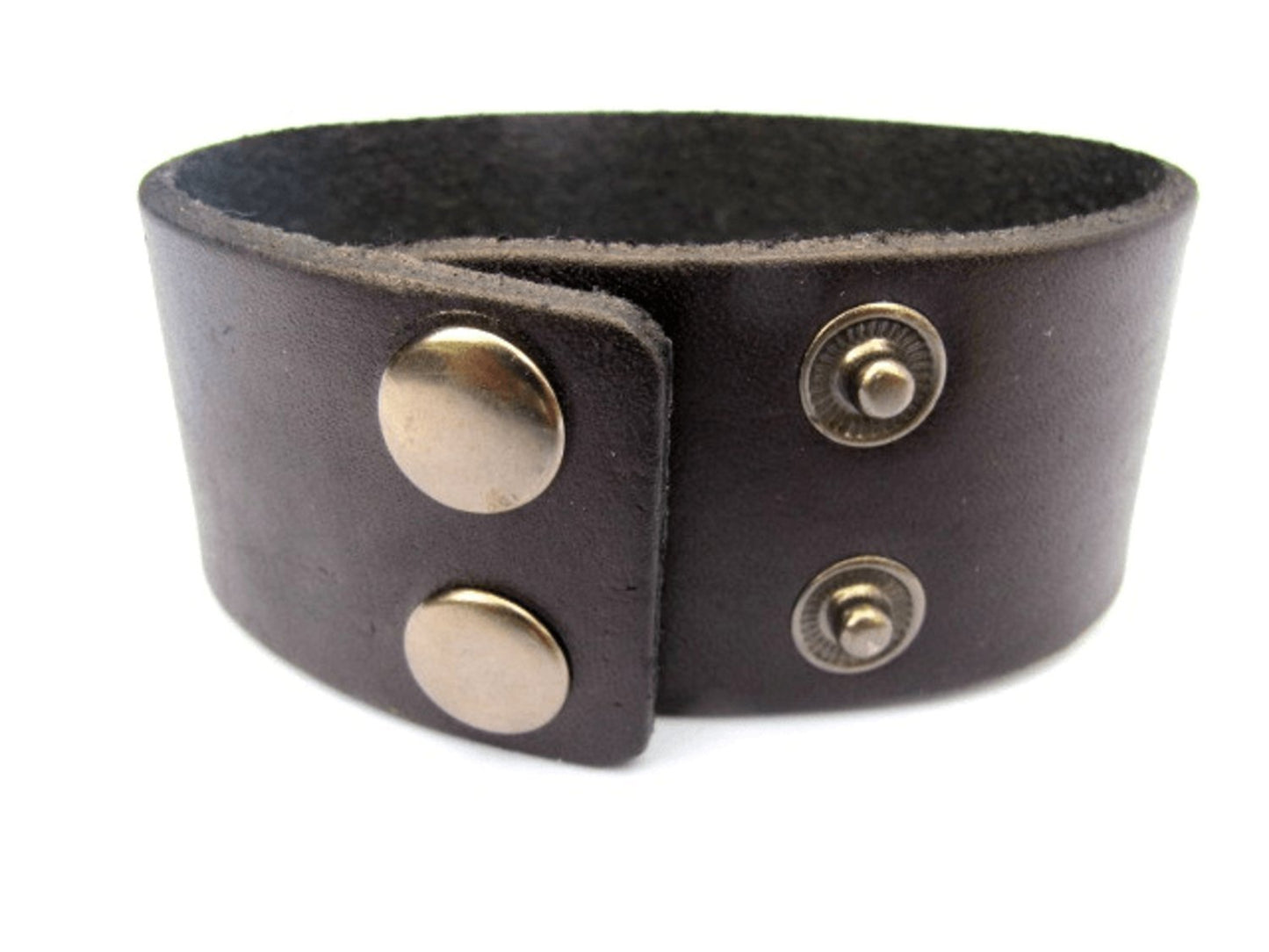 Nahkainen rannekoru merirosvokallolla