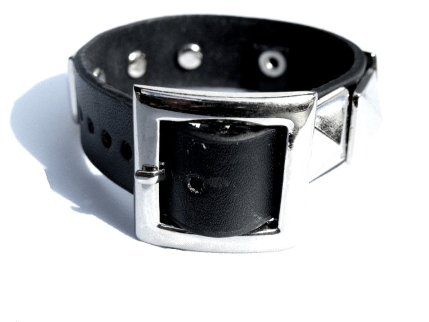 Läderarmband med ring och nitar – produktbild – Hiprock