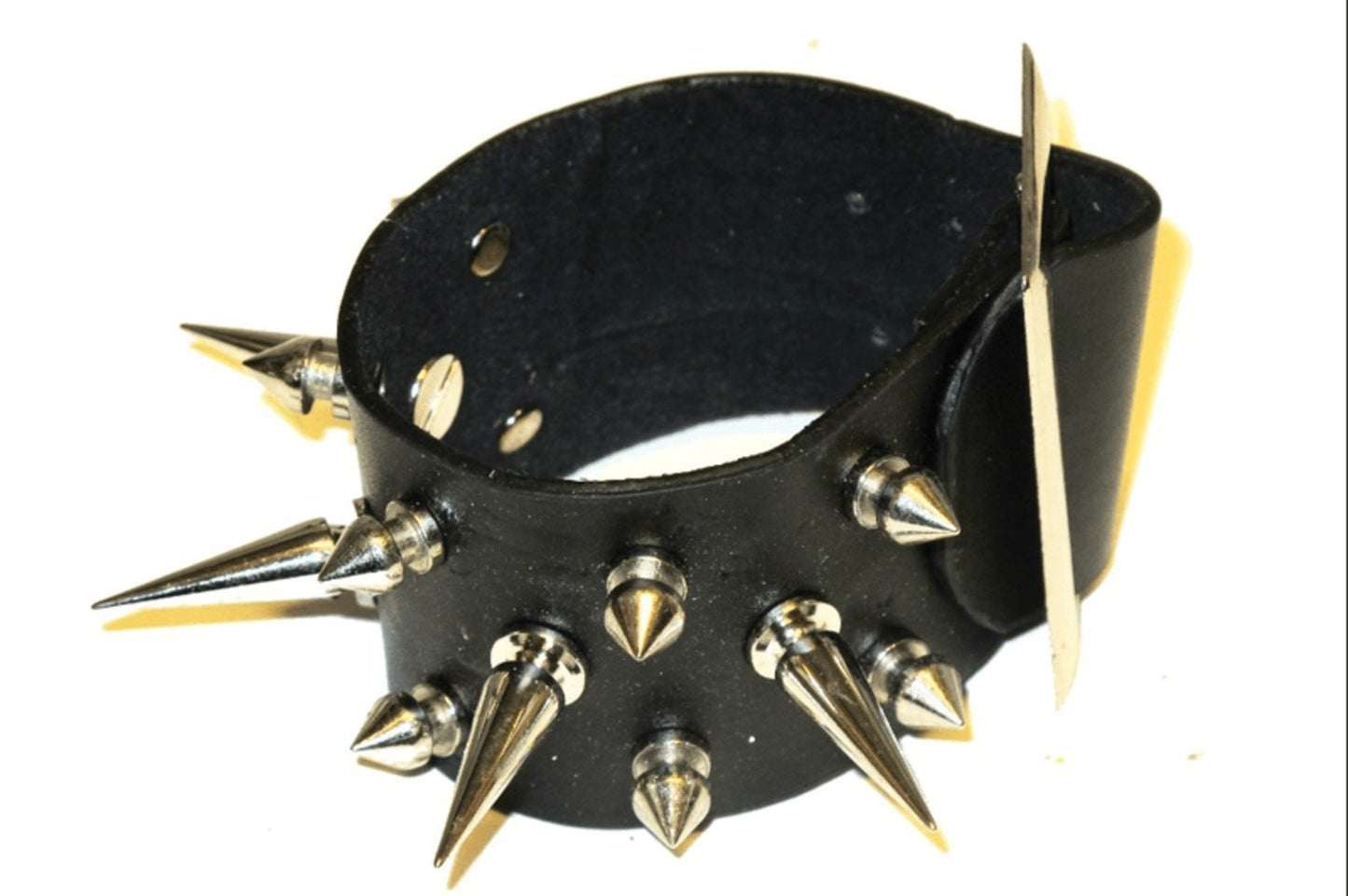 Läderarmband med spike nitar – produktbild – Hiprock