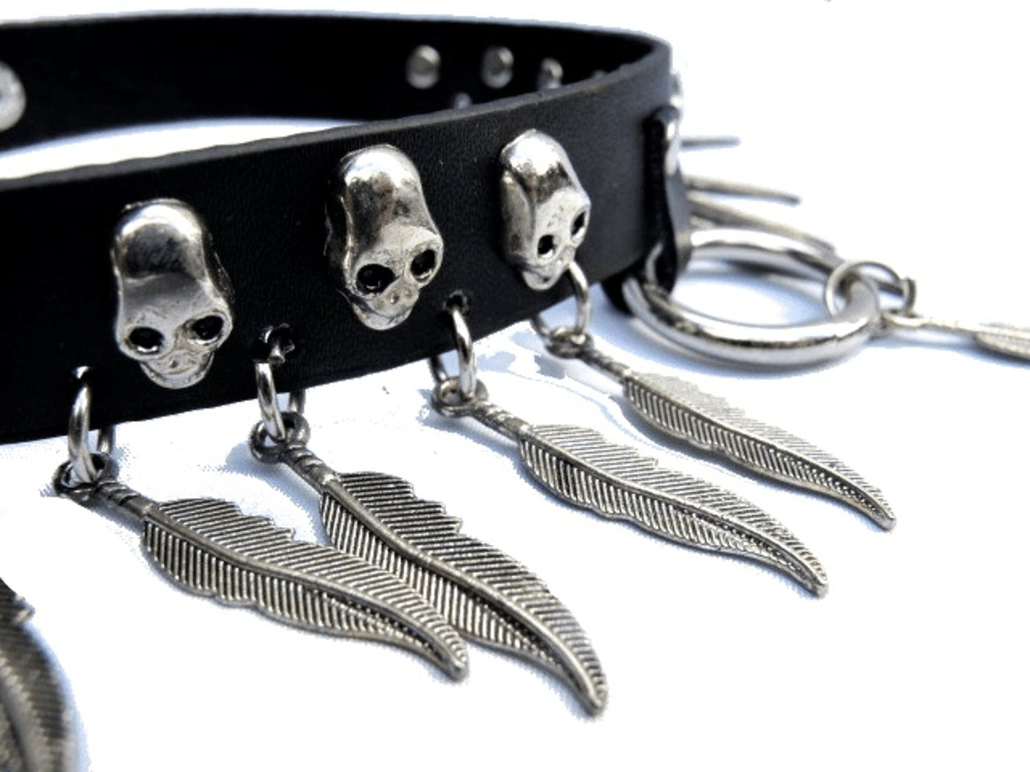 Nith kaulakoru kalloilla ja höyhenillä