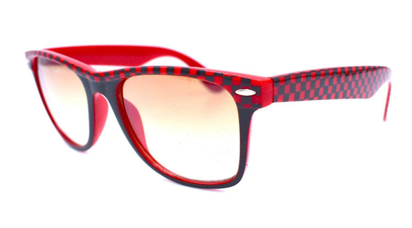 Punaiset retro-aurinkolasit