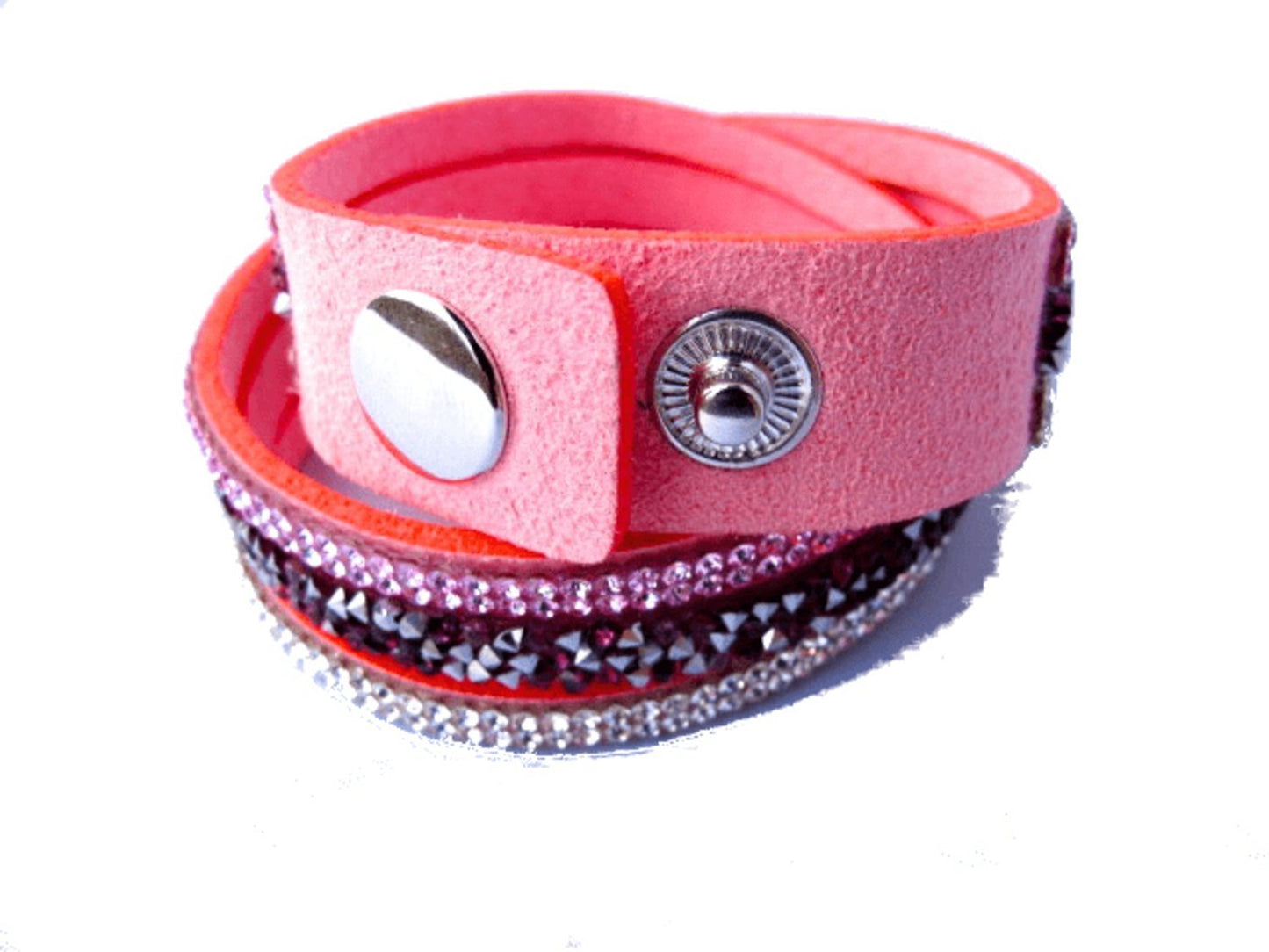 Vaaleanpunainen kaksinkertainen nahkarannekoru kristalleilla