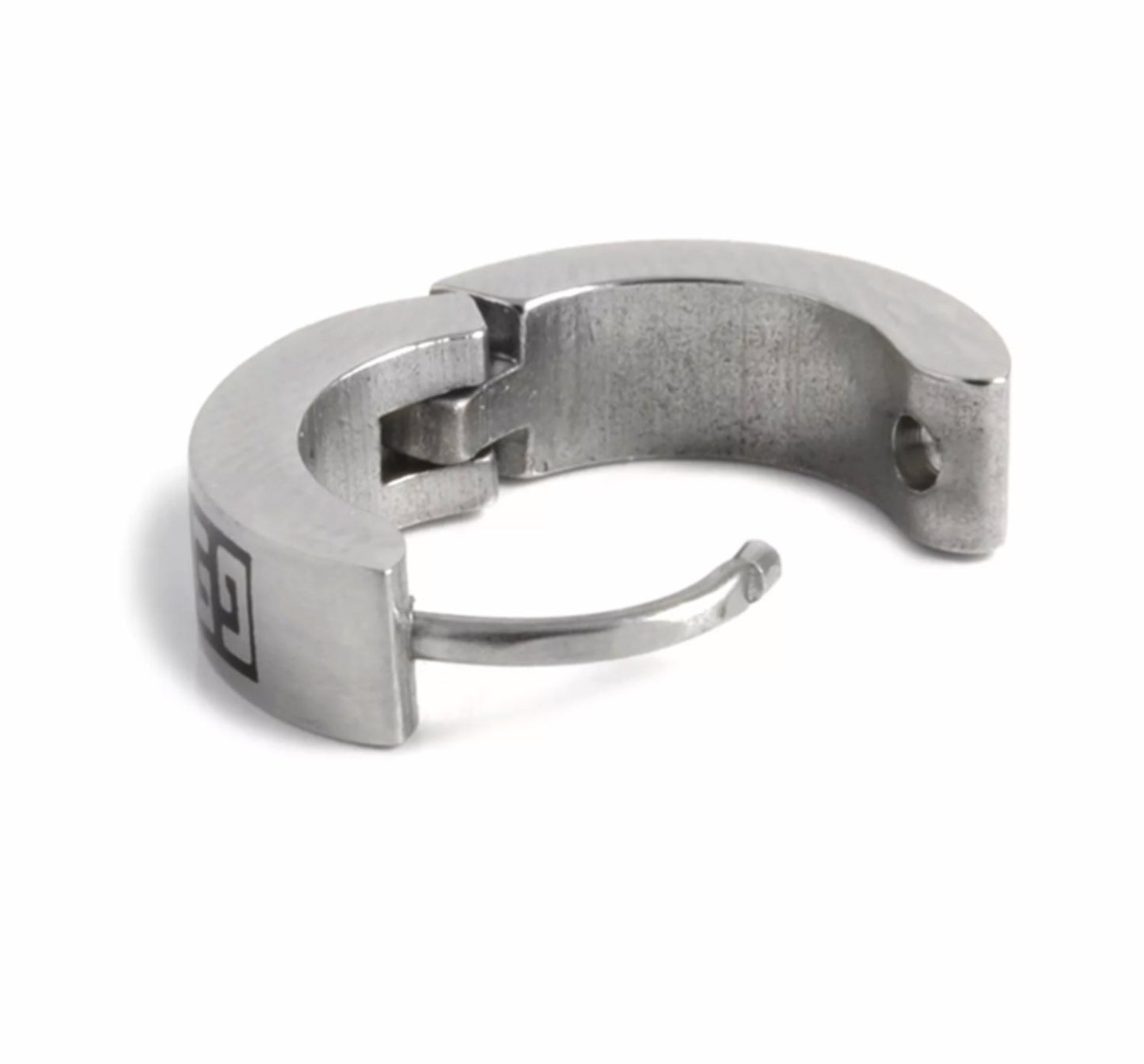 Silverfärgade örhängen med mönster – produktbild – Hiprock