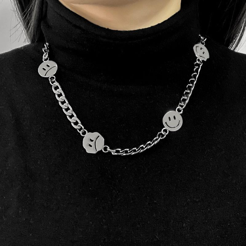 Silverfärgad kedjehalsband Smiley – produktbild – Hiprock