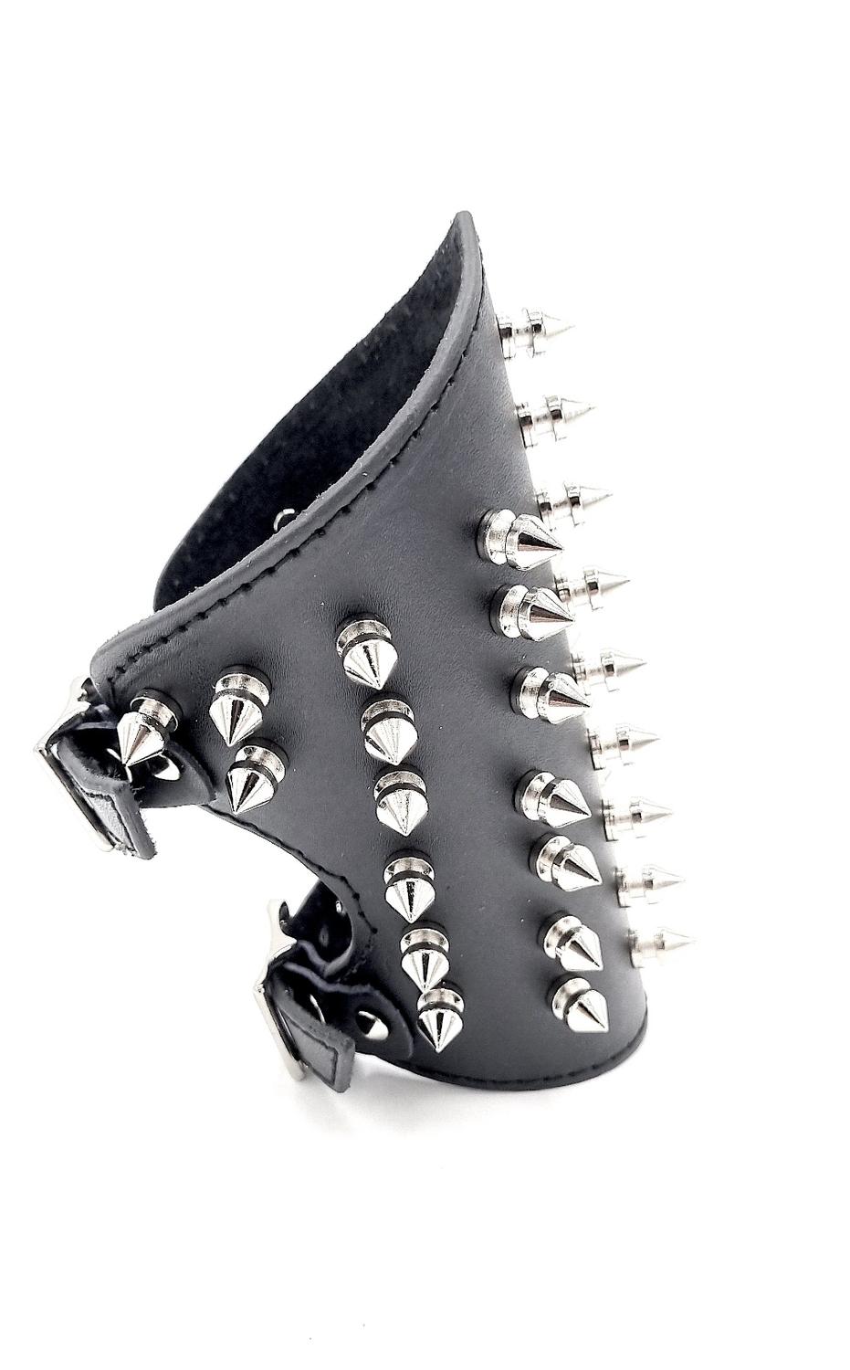 Stort nitarmband med spetsiga nitar