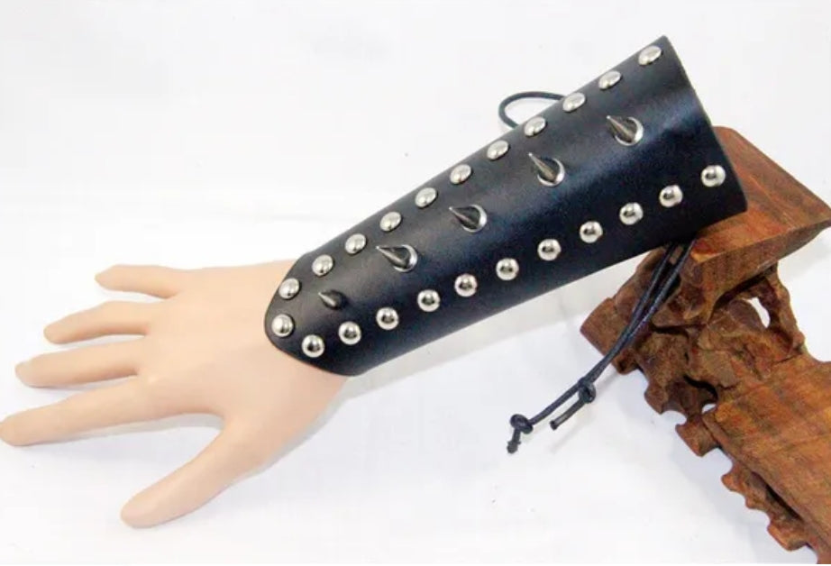 Svart Läderarmband med Spetsnitar & Snörning