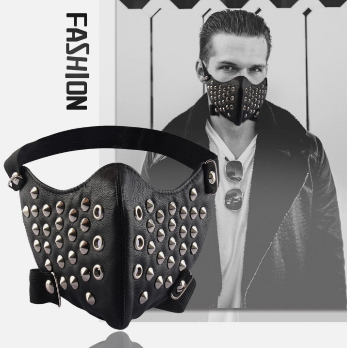 Svart ansiktsmask i konstläder med konformade nitar (justerbar, unisex)