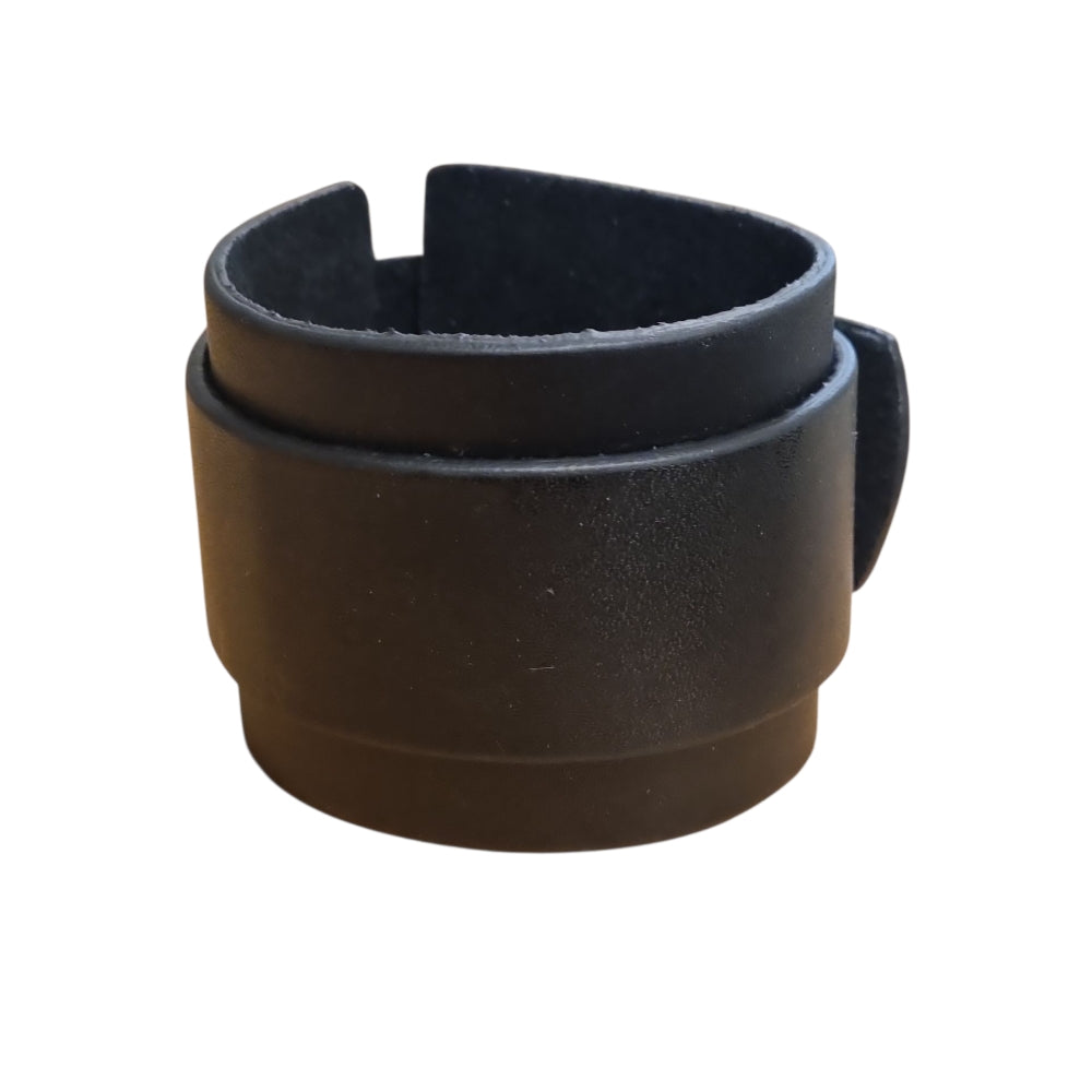 Svart armband med bred design och metallspänne