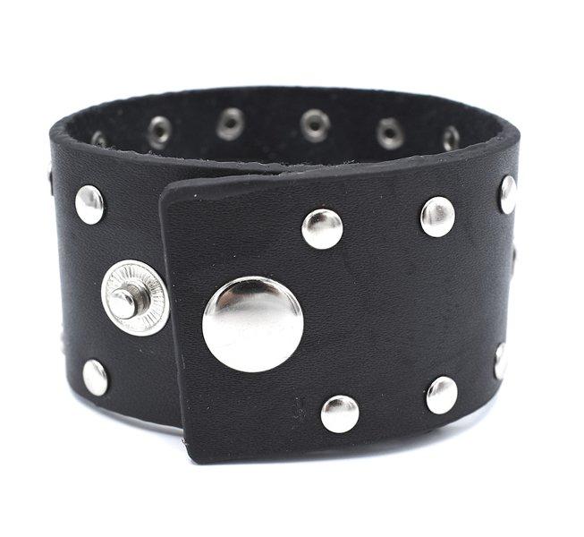 Svart armband med dödskallar och runda nitar – produktbild – Hiprock