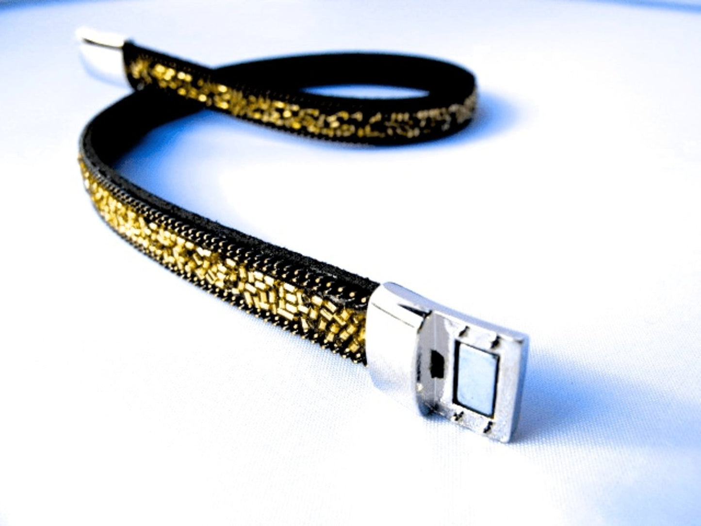 Svart dubbel armband med guldfärgade paljetter