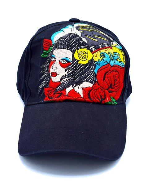 Svart keps med rosor