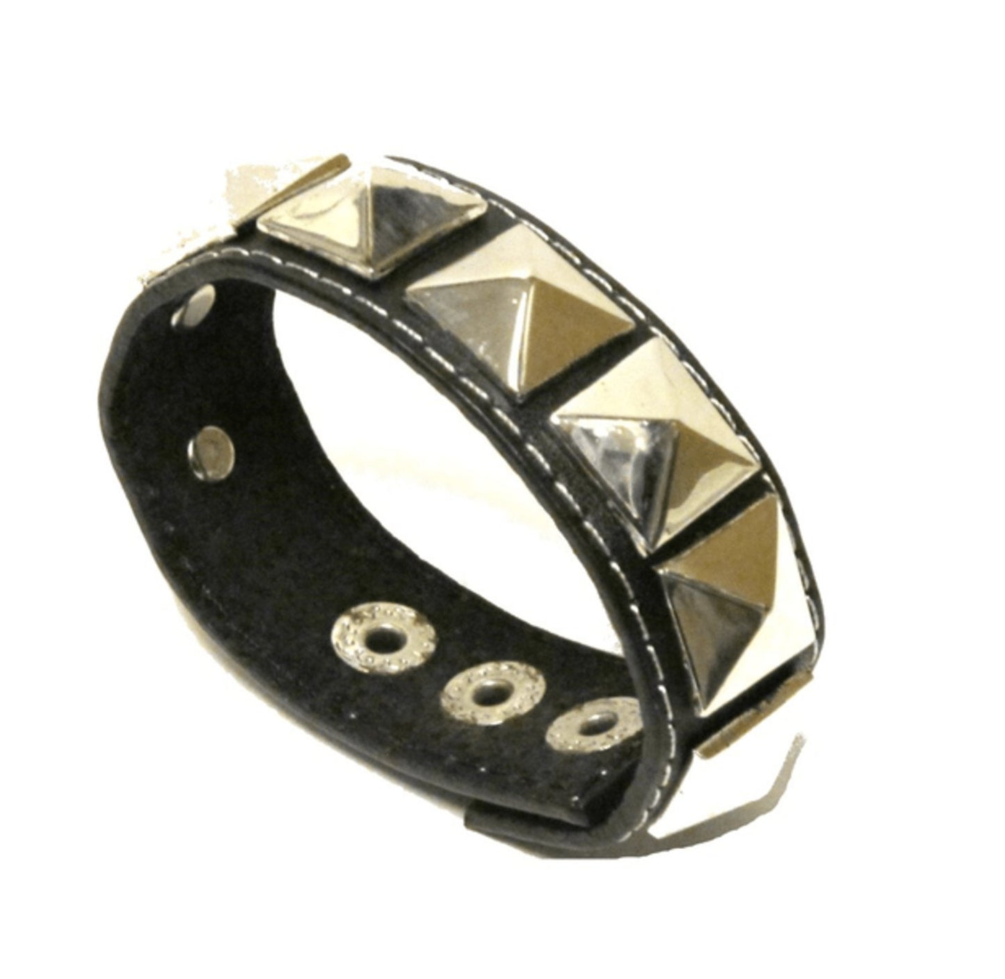 Svart läderarmband med pyramidnitar – produktbild – Hiprock