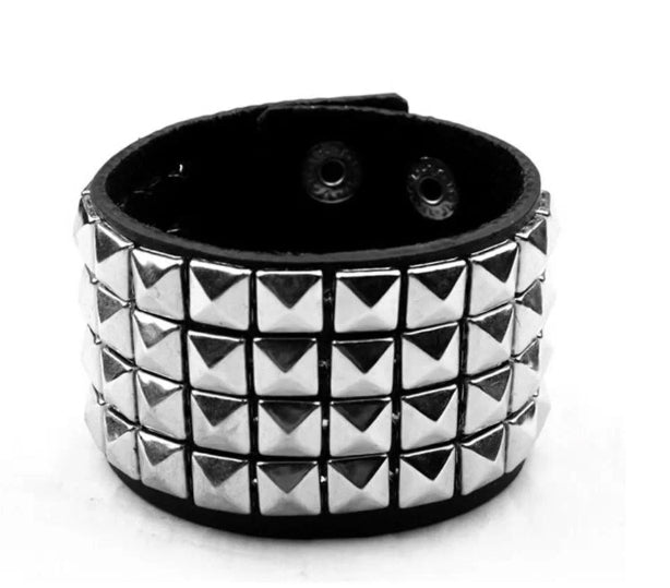 Svart läderarmband med silverfärgade nitar