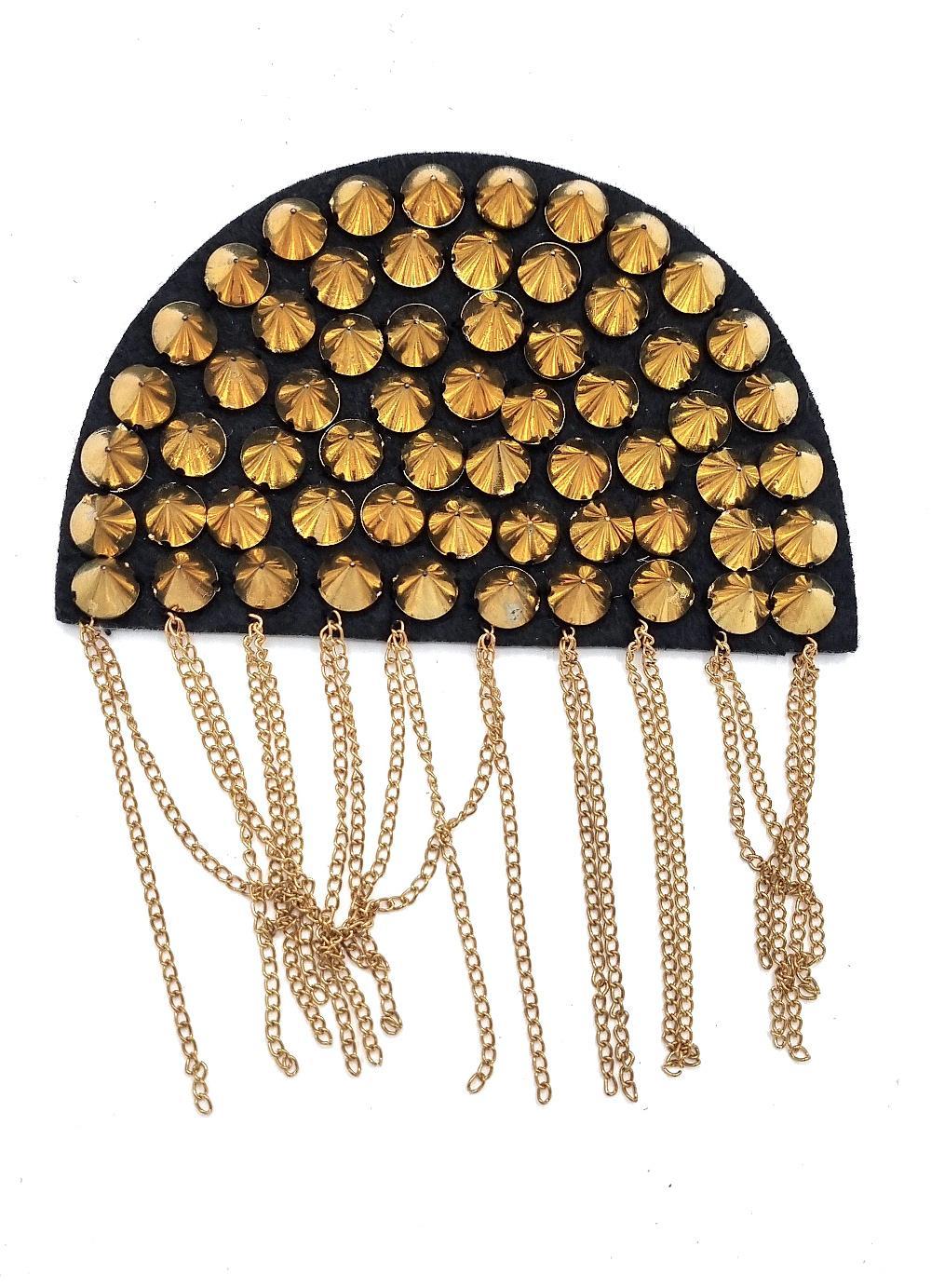 Kangaspala kullanvärisillä niiteillä