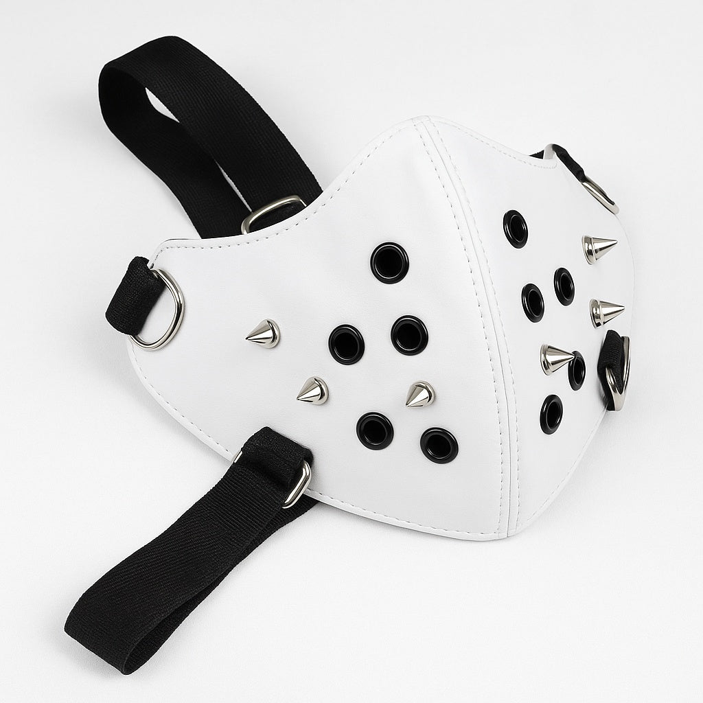 Vit lädermask med nitar och justerbara remmar