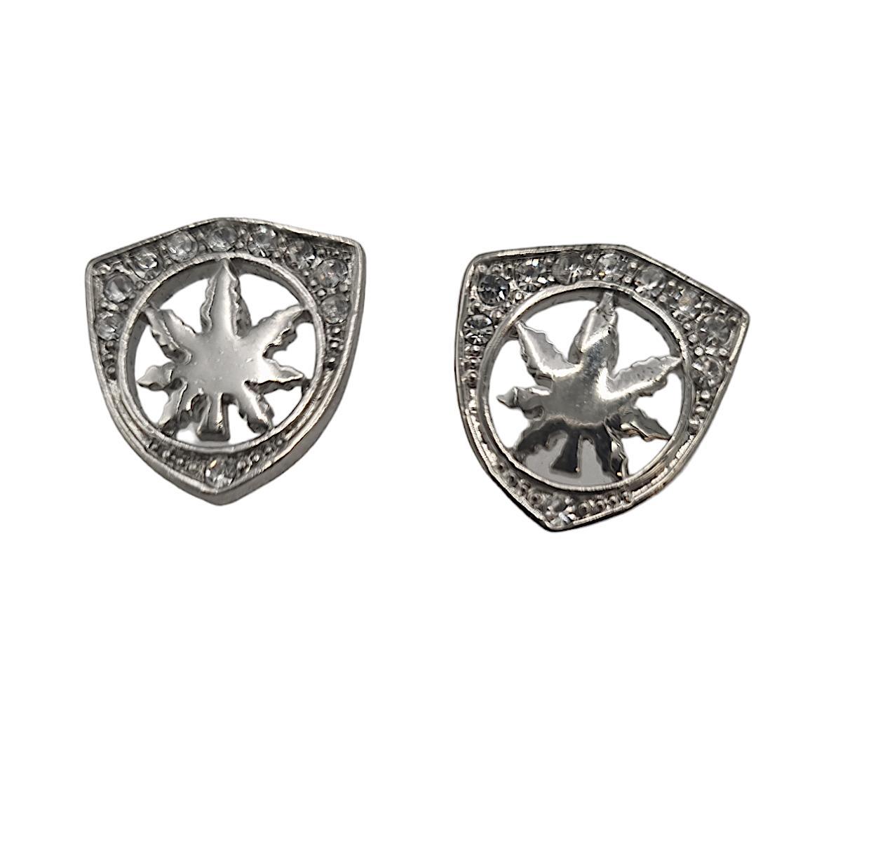 korvakorut valkoisilla kivillä