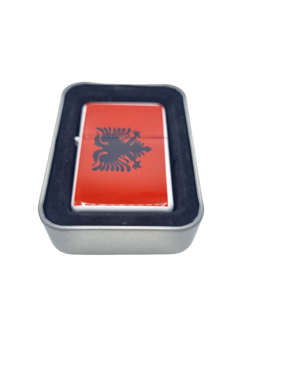 Albaniens flagga bensintändare –  produktbild – Hiprock