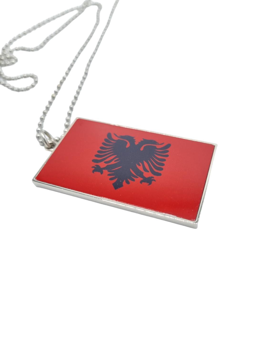 Albanian lippu kaulakoru