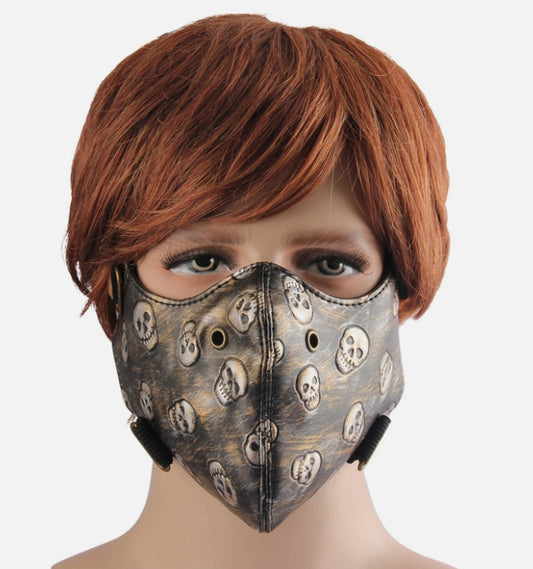 Ansiktsmask i konstläder med döskallemönster – bronsdetaljer