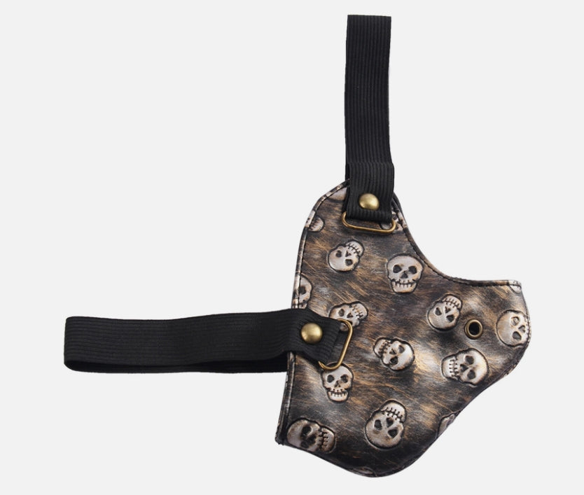 Ansiktsmask i konstläder med döskallemönster – bronsdetaljer
