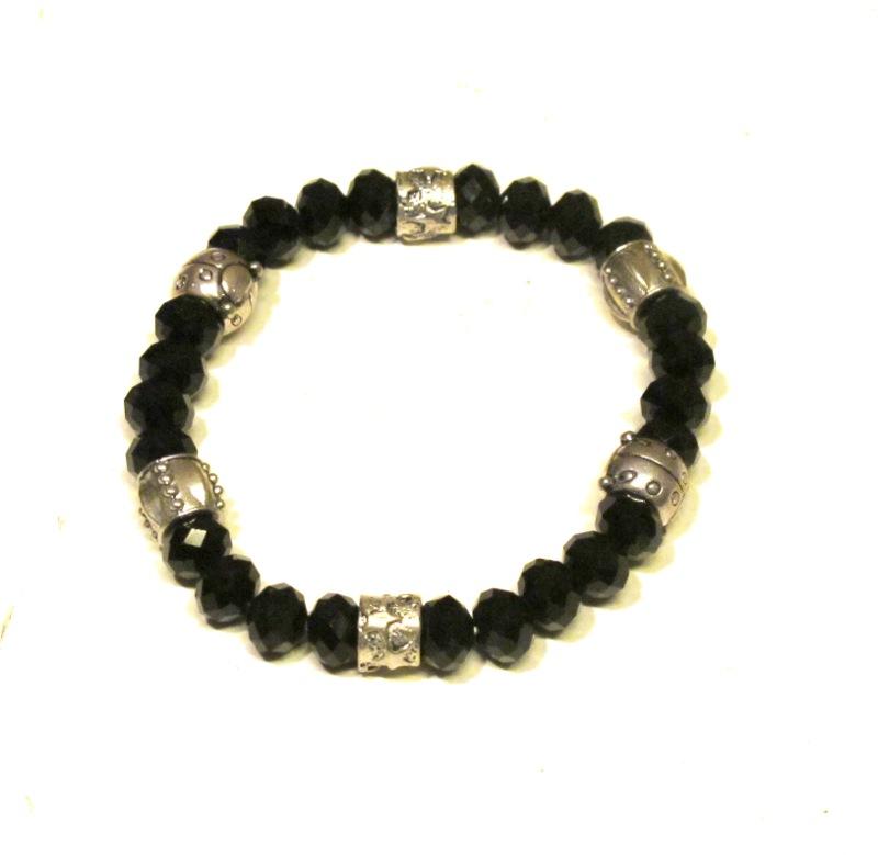 Rannekoru mustia helmiä
