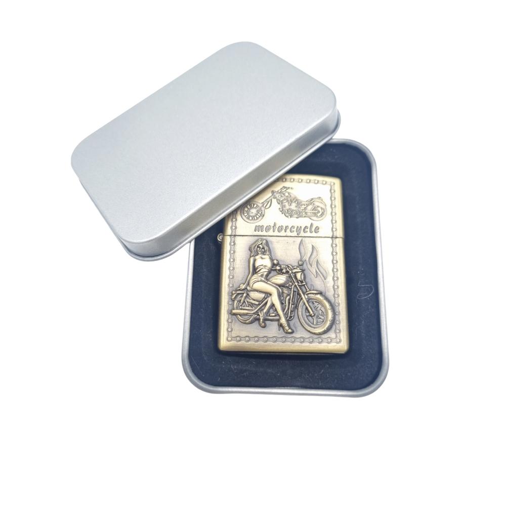 Bensintändare - motorcycle woman –  produktbild – Hiprock