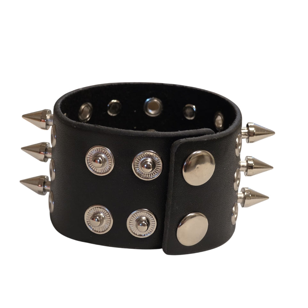 Bred nitarmband i svart läder med tre rader koniska spikes