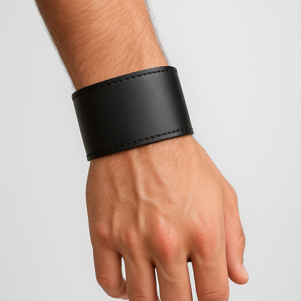 Bred svart läderarmband – justerbar tryckknapps stängning