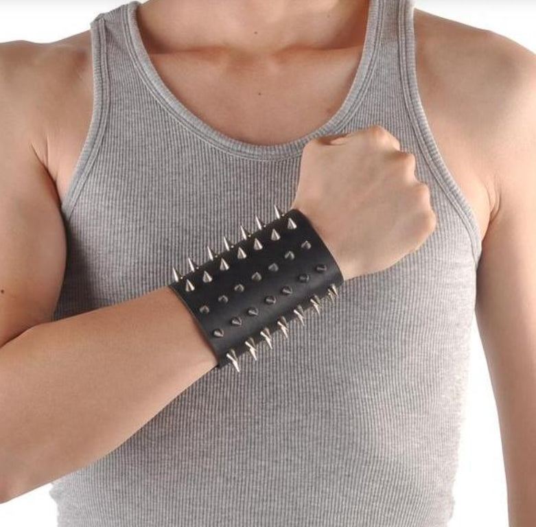Brett Svart Läderarmband med Spetsiga Nitar – Justerbart Punk/Rock Cuff