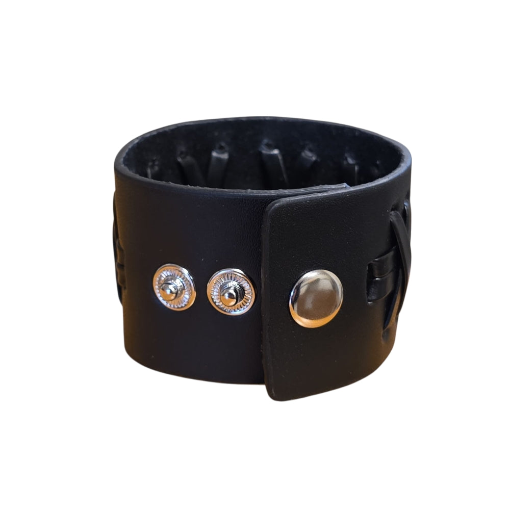 Brett svart läderarmband med korssnörning – Justerbart