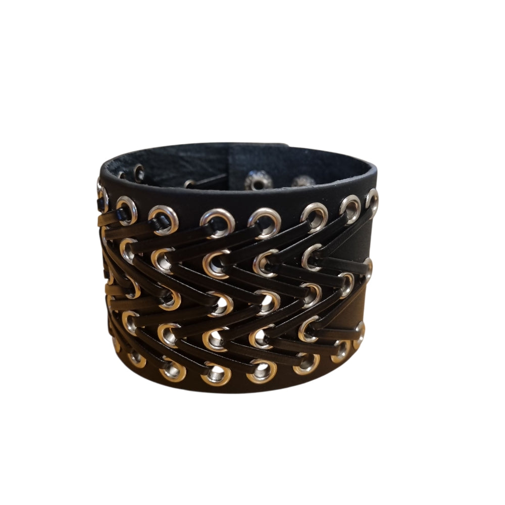 Brett svart läderarmband med snörning och metalldetaljer