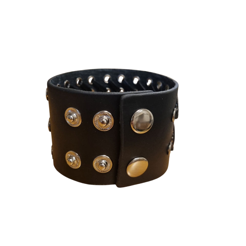 Brett svart läderarmband med snörning och metalldetaljer