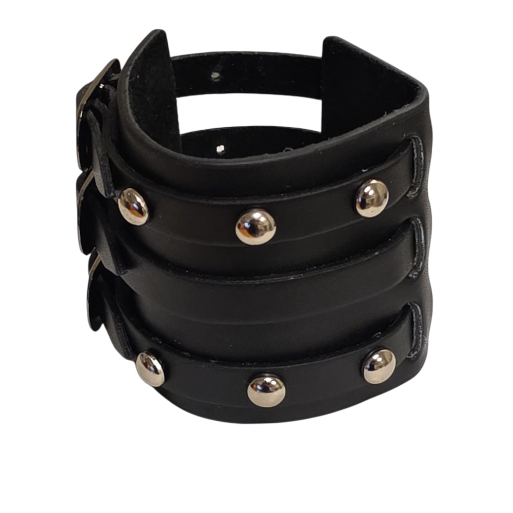 Brett svart läderarmband med tre spännen och nitar