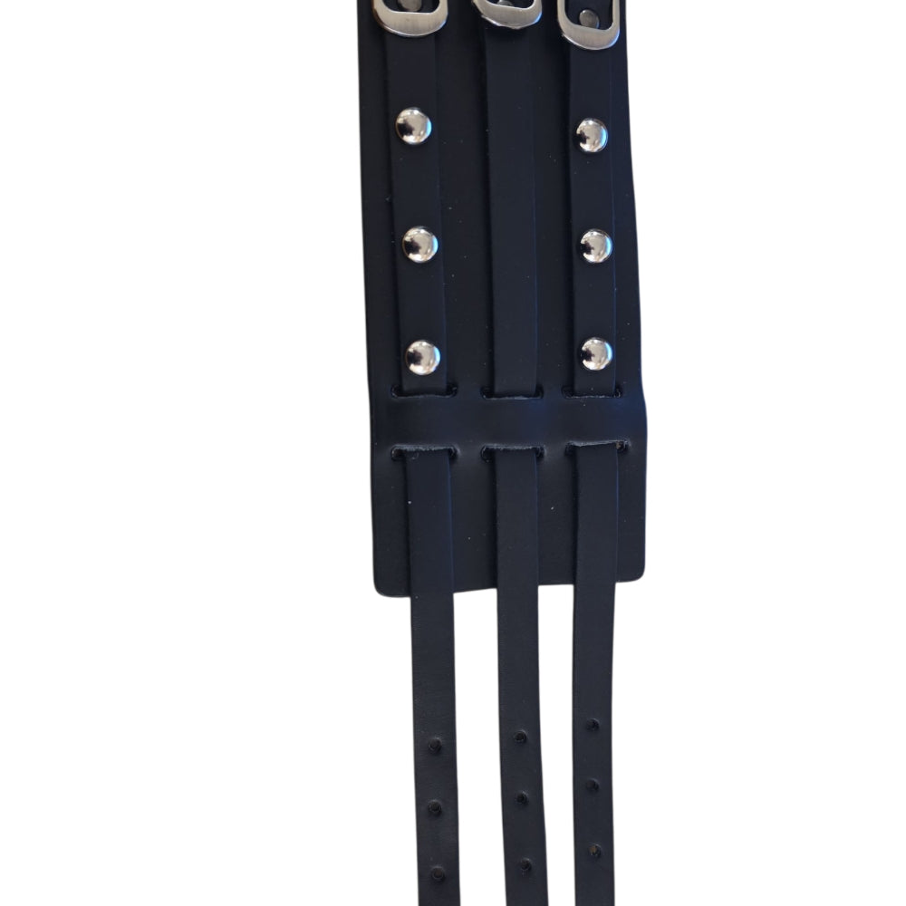Brett svart läderarmband med tre spännen och nitar