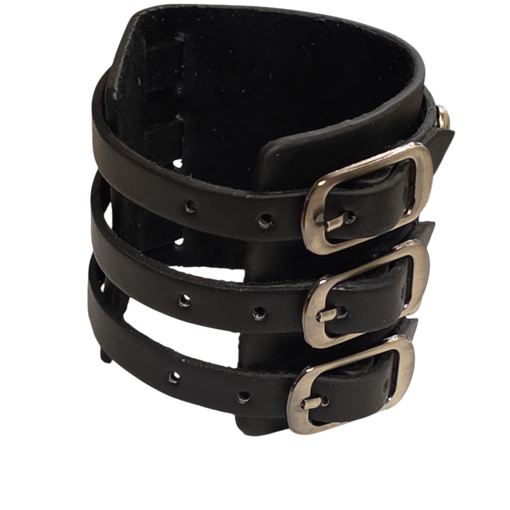 Brett svart läderarmband med tre spännen och nitar