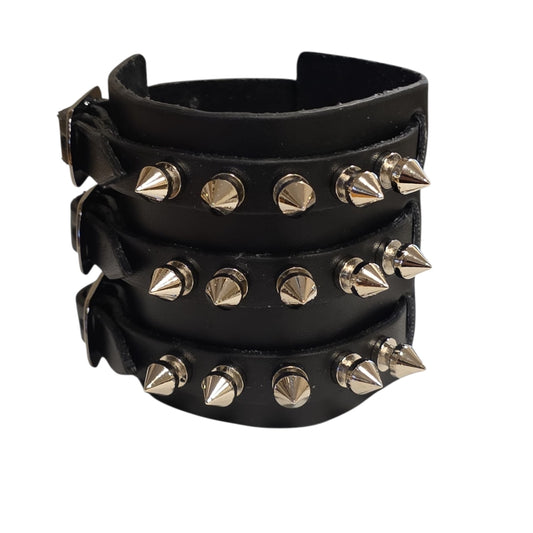 Brett svart läderarmband med tre spännen och spikes