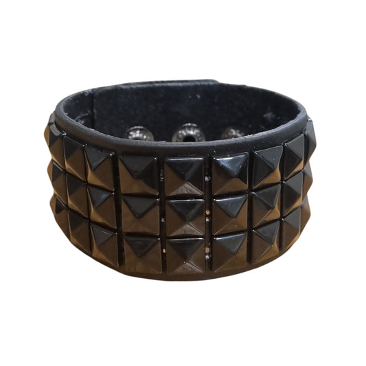 Brett svart nitarmband med pyramidnitar – Justerbar storlek