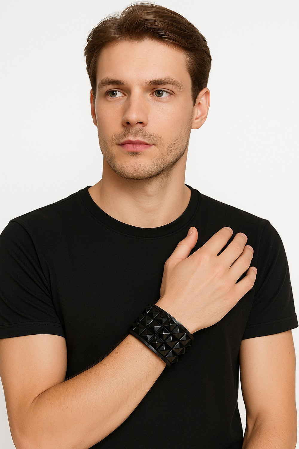 Brett svart nitarmband med pyramidnitar – Justerbar storlek