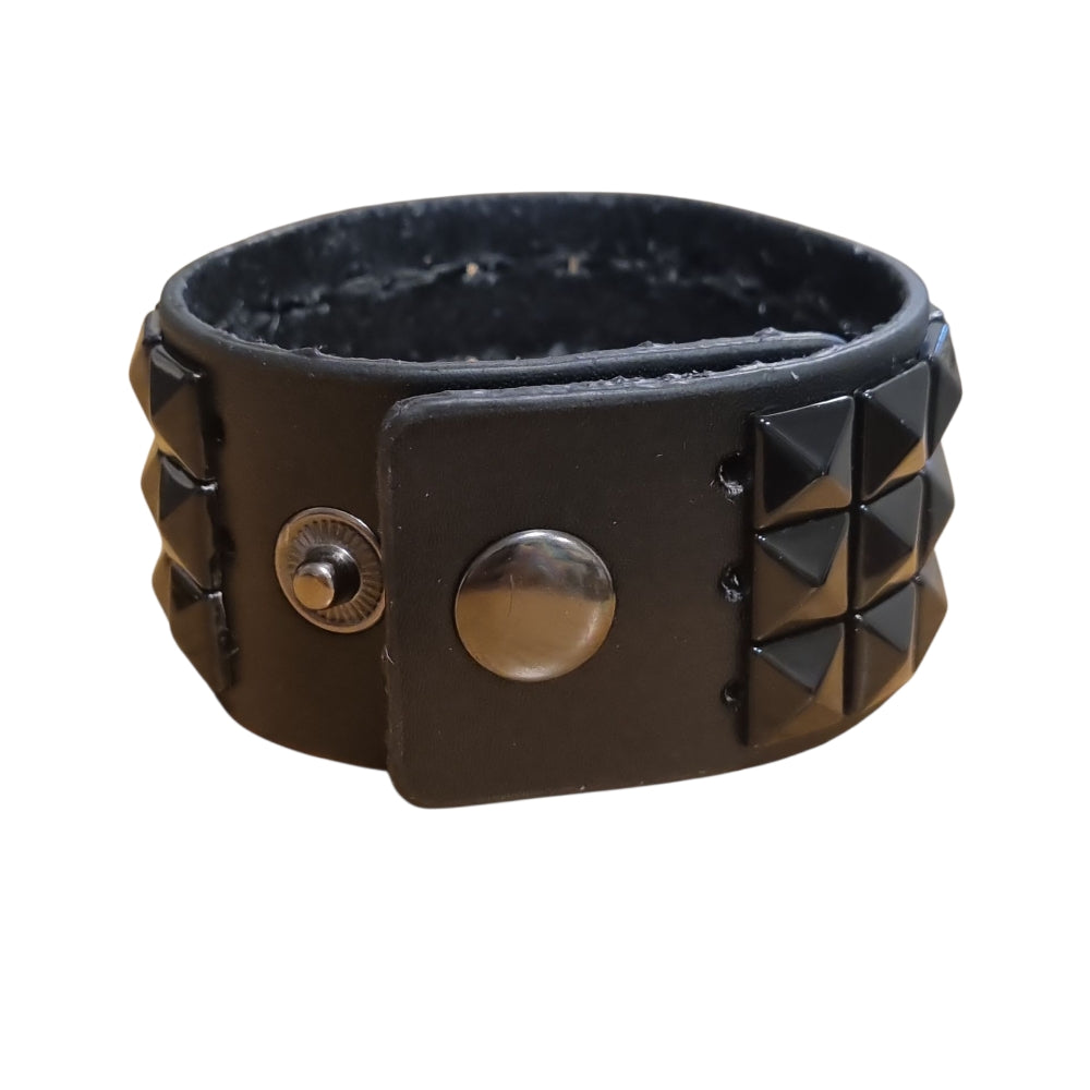 Brett svart nitarmband med pyramidnitar – Justerbar storlek